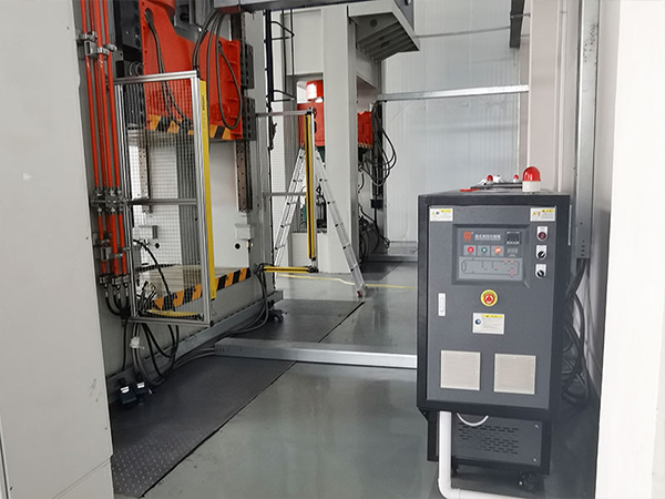 SMC復(fù)合材料模壓電池包殼體生產(chǎn)，選擇SMC模溫機(jī)